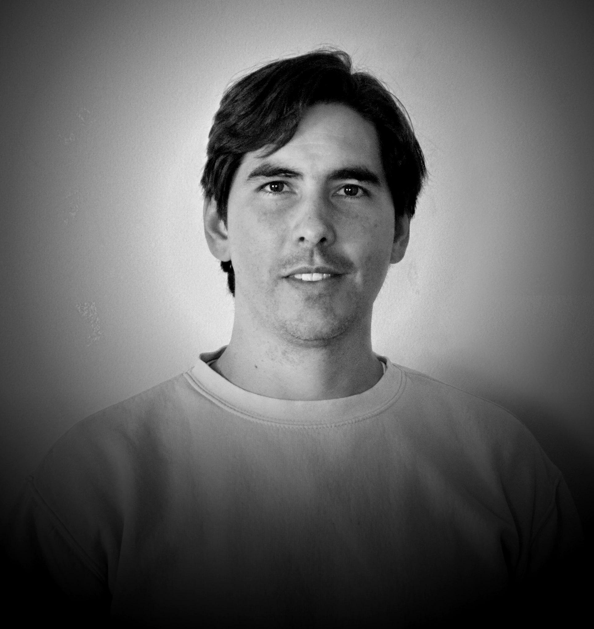 Retrato en blanco y negro de Andrés Rodríguez Escobar, autor de HELA